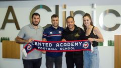 Sergio Moreira se presenta en el Cented Academy, junto al presidente Manu Cer�n y el personal de AA Clinic