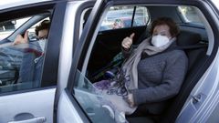 Mayores de 80 a�os acuden a vacunarse al centro de salud de O Salti�o en Boiro
