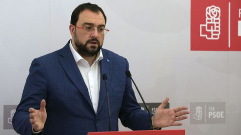 El presidente del Principado de Asturias, Adri�n Barb�n, en la rueda de prensa ofrecida de la Comisi�n Ejecutiva Auton�mica