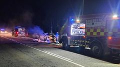 Los bomberos del GES de Mu��os sofocaron el incendio en el veh�culo en Bande.