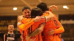 Raid, Charly, Pitero e Izan celebran un gol al Ibiza, con Lautaro al fondo.