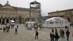 Al descubierto. En primer t�rmino, la carpa para prensa; al fondo, el escenario, tambi�n a cubierto. Entremedias, la zona que ocupar� el p�blico en el acto de hoy en el Obradoiro.