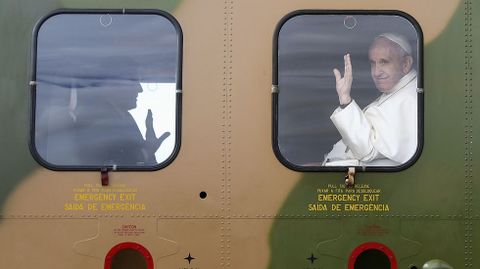 El papa Francisco saluda a los peregrinos desde un helicptero de las Fuerzas Areas portuguesas en la base area del Monte Real en Leiria