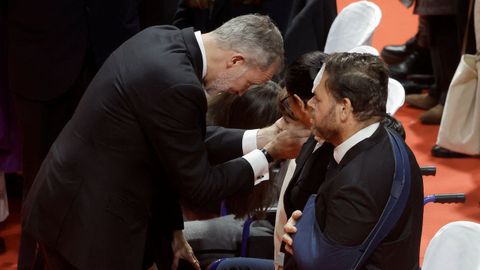 El rey Felipe VI saluda a los familiares de los fallecidos en el accidente ferroviario de Adamuz