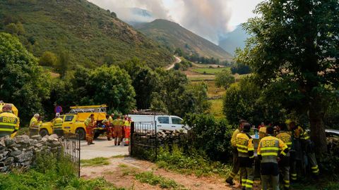 Miembros de la BRIF avanzan por una pista forestal cerca al incendio este jueves, en las cercan�as de Genestoso (Cangas del Narcea), mientras un incendio afecta a la zona