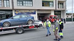 M�s de una treintena de veh�culos tuvieron que ser sacados del garaje inundado de la avenida de Monforte