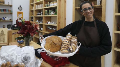 Elena posa con algunos de los productos locales que venden en TendAberta, en Celanova.