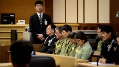 El capit�n del �Sewol�, tercero por la derecha