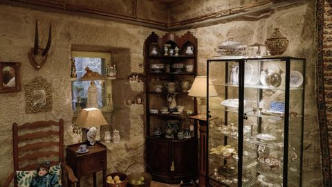 Parte de las vitrinas de Robin Giles