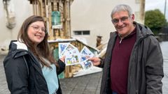 <span lang= gl >A concelleira de Cultura e o alcalde de San Sadurni�o, coas sete postais</span>