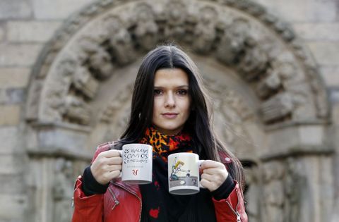 Sabela Arn, Gloria en Serramoura, con dos de las tazas de la coleccin. 