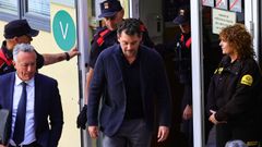 Jonathan Andic, hijo del fundador de Mango, saliendo de los juzgados de Martorell tras ser detenido por la polic�a.