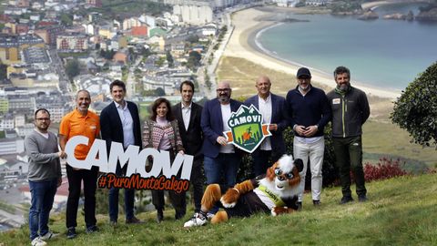 Golpiño, la nueva mascota de la carrera. El edil Vicente Vázquez; el delegado de la Xunta, Javier Arias; la alcaldesa, Mariña Gueimunde; el presidente de la Federación Galega de Montañismo, Alejandro López; el vicepresidente de la Diputación de Lugo, Efrén Castro; y el jefe del servicio provincial de Deportes, Manuel Cadramón; junto a Felipe Martínez, Horacio Albo y Pedro Esmorís, en representación del CD Camovi, en la presentación de la Camovi. pepa losada