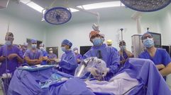 Extirpa un tumor de pulm�n ayudado por un brazo rob�tico