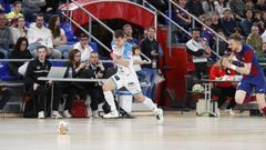 Machado intenta llegar a un bal�n en el partido disputado en el Palau.