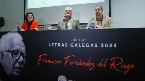 Fina Casalderrey, Vctor F. Freixanes e Henrique Monteagudo, na presentacin do programa de actos que a RAG promove polo Da das Letras dedicado a Fernndez del Riego, na Fundacin Seoane.