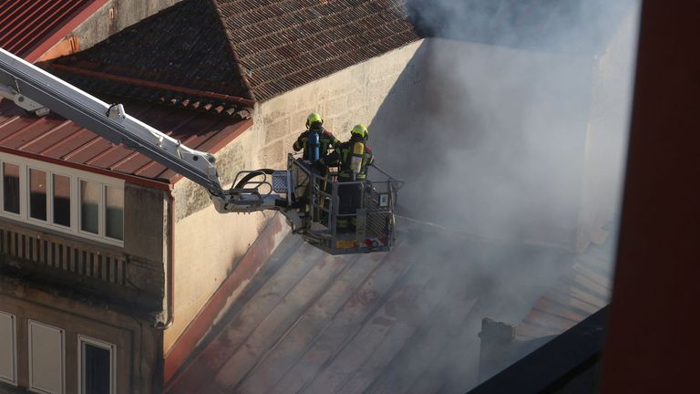 Arde un edificio en la calle Riestra, en Pontevedra