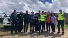 Varios peregrinos se fotografiaron con los agentes tras el suceso, que tuvo final feliz.