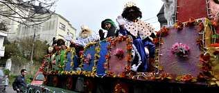 La carroza que pase� a los Reyes Magos por las calles de Cee ten�a este a�o la forma de un tren muy colorista.