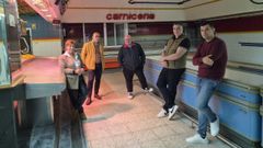 La alcaldesa y el teniente de alcalde de Viveiro, visitando este lunes el antiguo Gadis de la calle Nicol�s Cora con varios placeros