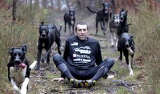 Alejandro G�mez, con siete de sus diez perros, con los que sale todos los d�as a entrenar por el monte, cerca de su casa. 
