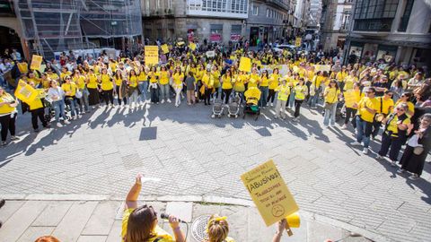 Concentraci�n de personal de las escuelas infantiles de Pontevedra, este jueves por la tarde, en la Praza da Peregrina