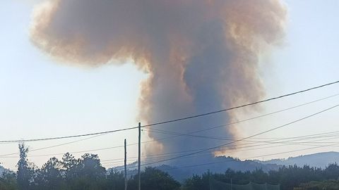 La columna de humo es visible en todo el entorno.