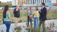 Miembros del PP de A Corua durante su reunin con los vecinos de Xuxn