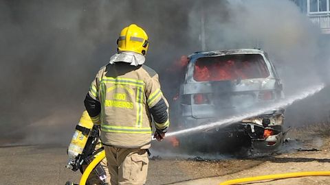 Incendio de un coche en Vilagoíz, Ribadeo