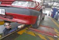 Un operario realizando la inspecci�n a un turismo en la estaci�n de ITV de A G�ndara. 