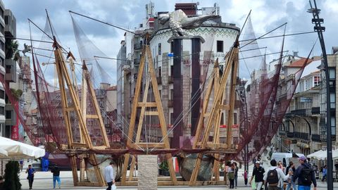 La batea construida por Fran Millán se exhibe en la Porta do Sol de Vigo
