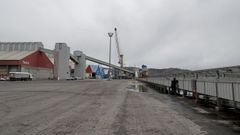 Vista de una parte del puerto exterior, con las instalaciones de TMGA