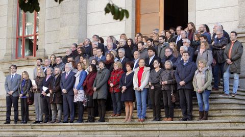 Diputados gallegos de diferentes partidos durante la concentraci�n ante la puerta principal del Parlamento de Galicia por la muerte violenta de dos j�venes presuntamente a manos de sus ex parejas