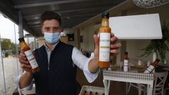 Sergio Rodr�guez Coch�n, con los envases de salsa chimichurri que comercializa el Asador San Remo, de Poio
