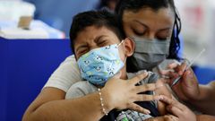 Un ni�o recibe la vacuna contra el covid-19 en El Salvador donde est� autorizada a partir de los seis a�os
