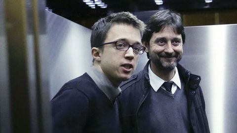 I�igo Errej�n junto al diputado y miembro de la direcci�n de Podemos Rafa Mayoral