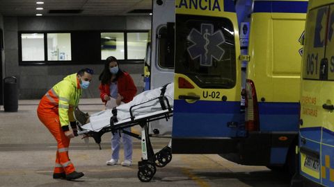 Las urgencias del Cunqueiro (en la imagen, la entrada, ayer) est�n llenas estos d�as