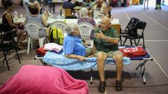 Desalojados por los incendios que afectan a Madrid, en el polideportivo de La Chopera, en Villamanta