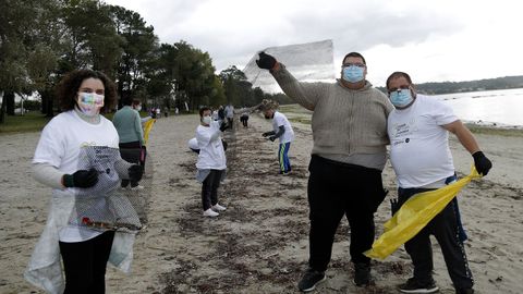 Amicos y Vegalsa impulsan una limpieza de playa para acabar con la basuraleza en Barraa