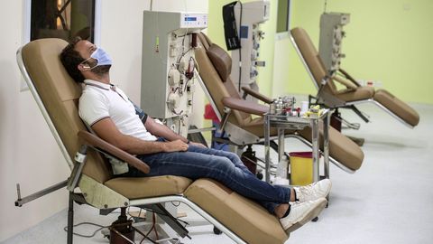 Un paciente recuperado de Covid-19 dona su plasma sangu�neo a una farmac�utica en El Cairo, Egipto