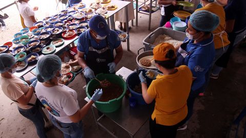 Ciudadanos venezolanos cruzan a diario la frontera entre su pas y Colombia para recibir una racin de comida en el comedor Divina Providencia de Cculta 