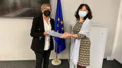 Quintana le entreg� el informe de Galicia en defensa de la pesca a Vitcheva, este martes, en Bruselas