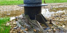 El agua se llev� la grava y acumul� basura. 