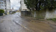 R�a do santo en Os Praceres, en Pontevedra, tras una de las recientes riadas que aneg� la calle