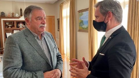 Reunión del alcalde de Oleiros, sin mascarilla, con el delegado del Gobierno, José Miñones