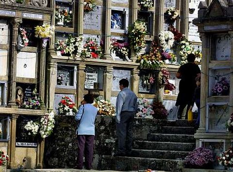 Imagen de archivo de los preparativos para el D�a de Difuntos en el camposanto de Tarago�a, despu�s de las obras   de ampliaci�n.