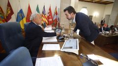 El presidente de la Diputacin de Lugo, Jos Tom, hablando con el portavoz del PP, Antonio Ameijide, antes del pleno provincial