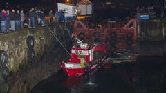 Un barco de Malpica se empotra contra el muelle�y casi impacta de forma leve contra otros dos pesqueros