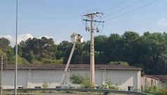 Operarios trabajando en instalaciones el�ctricas en la zona de Allariz.