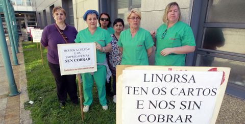 Las cinco trabajadoras que prestan sus servicios en San Roque secundan una huelga que se mantendr� durante toda esta semana. Linorsa les debe los atrasos de dos a�os, media n�mina de diciembre, la del mes pasado entera y la paga extraordinaria de marzo. Ni la empresa, que ha entrado en situaci�n concursal, ni el Sergas se han dirigido todav�a a ellas. 